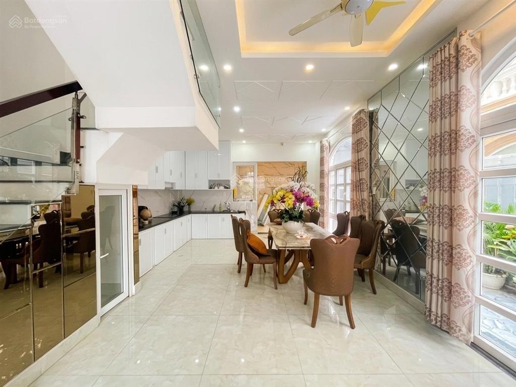Cho thuê nhà phố 1 trệt 2.5 lầu cát lái  dt 100m2  4 pn  5 wc  ntcb  giá 14 triệu/tháng.
