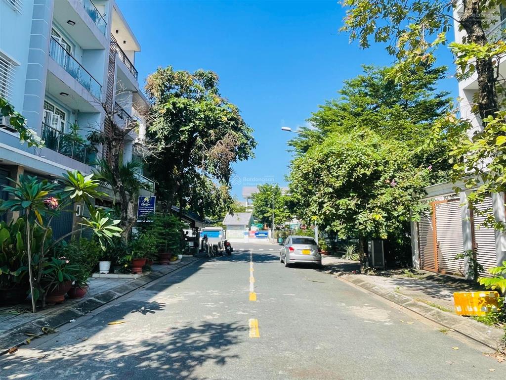 Bán lô biệt thự invesco cát lái, dt 10x20m (200m2), giá bán 54 triệu/m2, xây 1 hầm 1 trệt 3 lầu