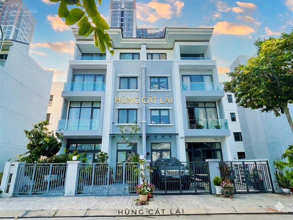 Bán nhà phố lavila 2 cát lái  dt 119m2  1 trệt 3 lầu  sân đậu 2 ô tô  nhà thô  giá 12,5 tỷ