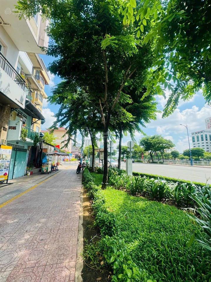 Bán nhà hẻm xe hơi bến vân đồn  ngang 8,5m vuông vức