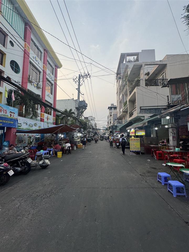 Bán nhà mặt tiền xóm chiếu gần chợ 200 kinh doanh cực sung