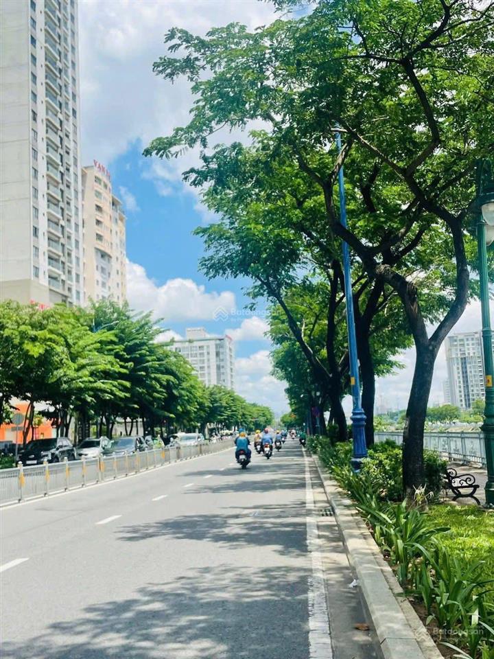 Bán nhà mặt tiền bến vân đồn tiện làm khách sạn