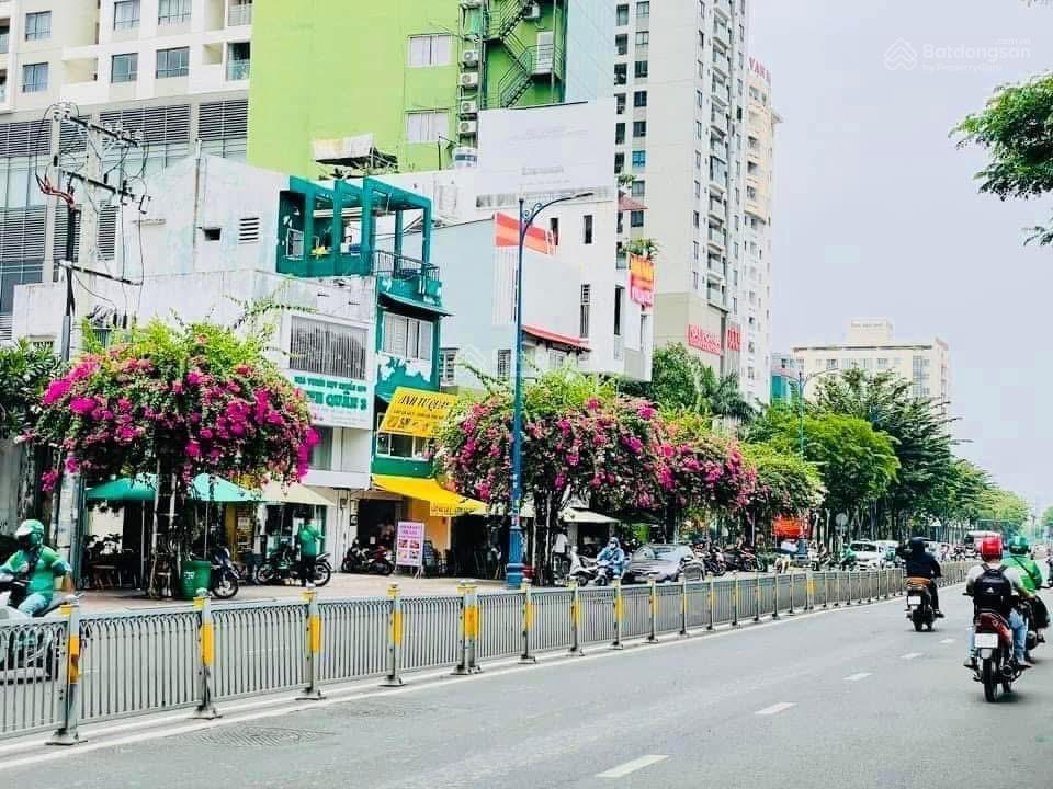 Bán nhà mặt tiền bến vân đồn tiện làm khách sạn