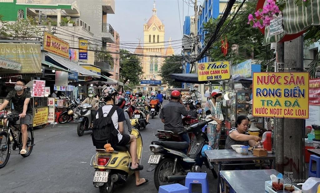 Bán nhà mặt tiền xóm chiếu ngang gần 6m nở hậu