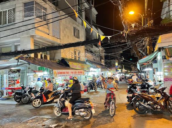 Bán nhà mặt tiền xóm chiếu ngang gần 6m nở hậu