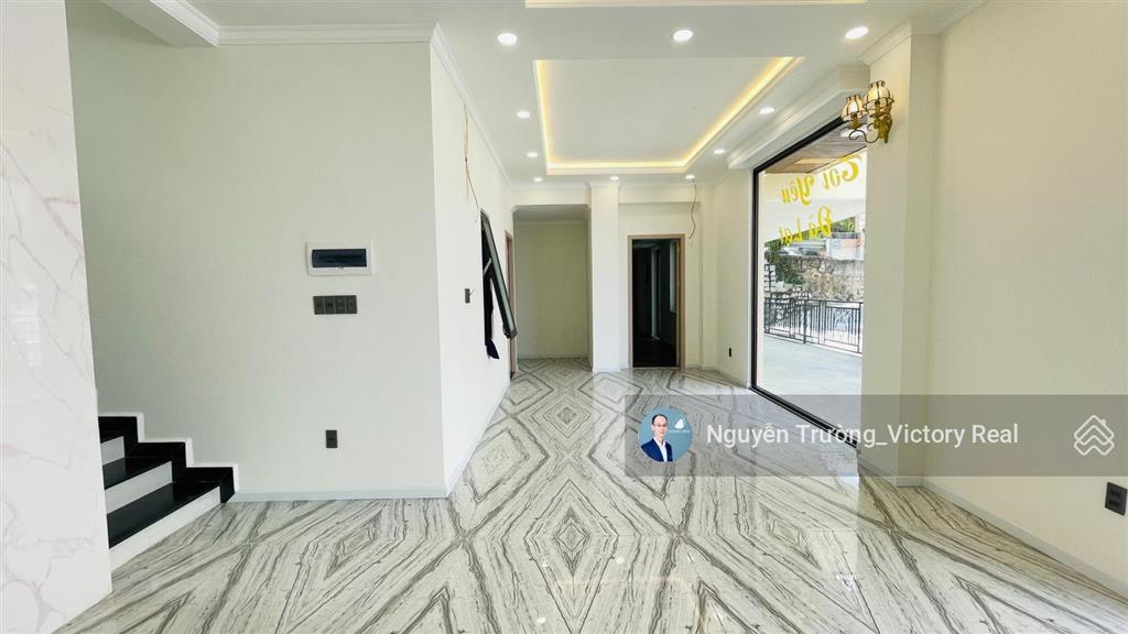 Mtkd đường hùng vương, đà lạt, dtsd 550m2, 2 hầm trệt 2 lầu áp mái có thang máy full nội thất