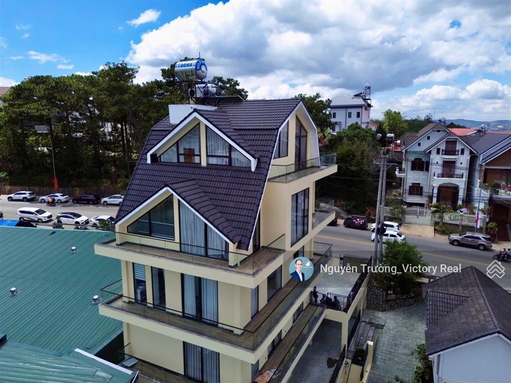 Mtkd đường hùng vương, đà lạt, dtsd 550m2, 2 hầm trệt 2 lầu áp mái có thang máy full nội thất