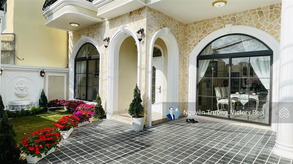 Chính chủ bán villa mặt tiền trung tâm đà lạt 4pn, 3 tầng, cách 1km hồ xuân hương