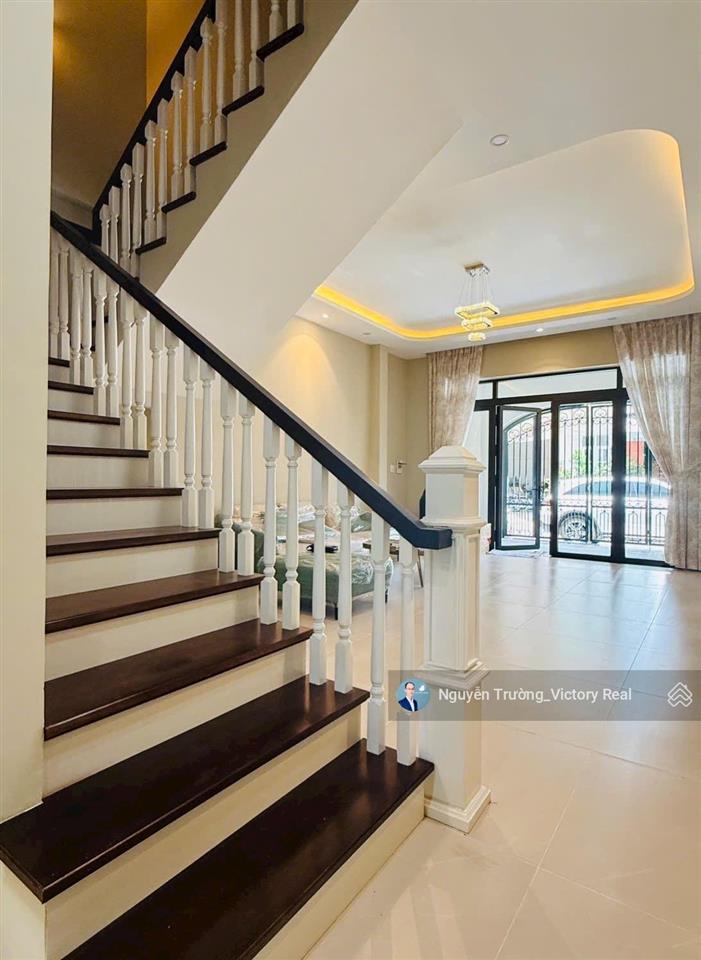Bán nhà phố 2 mặt tiền, dt 7 x 16m, 3 tầng lầu đường yersin, đà lạt