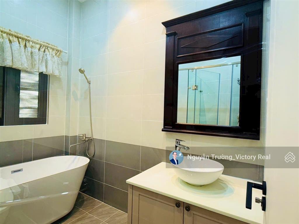 Bán nhà phố 2 mặt tiền, dt 7 x 16m, 3 tầng lầu đường yersin, đà lạt