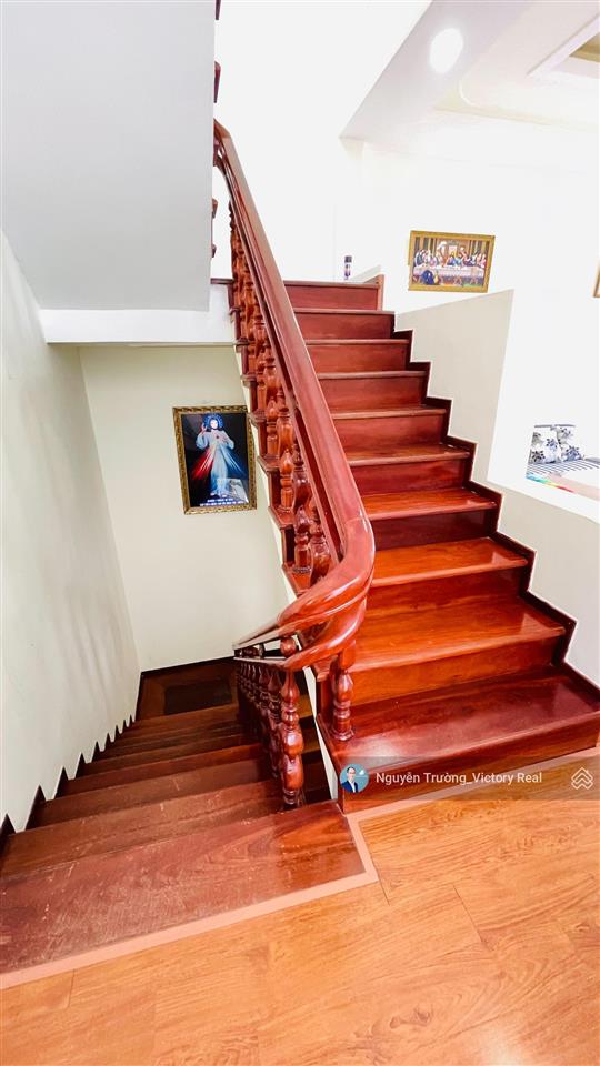 Villa trên đường hùng vương đà lạt diện tích 192m2, ngang 8, dài 23,9 mét 5 phòng ngủ, 4 wc, 3 oto