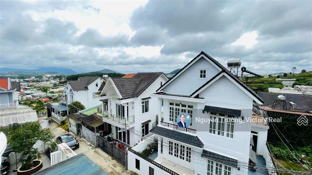 Villa trên đường hùng vương đà lạt diện tích 192m2, ngang 8, dài 23,9 mét 5 phòng ngủ, 4 wc, 3 oto