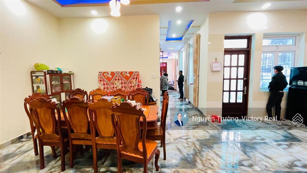 Villa trên đường hùng vương đà lạt diện tích 192m2, ngang 8, dài 23,9 mét 5 phòng ngủ, 4 wc, 3 oto