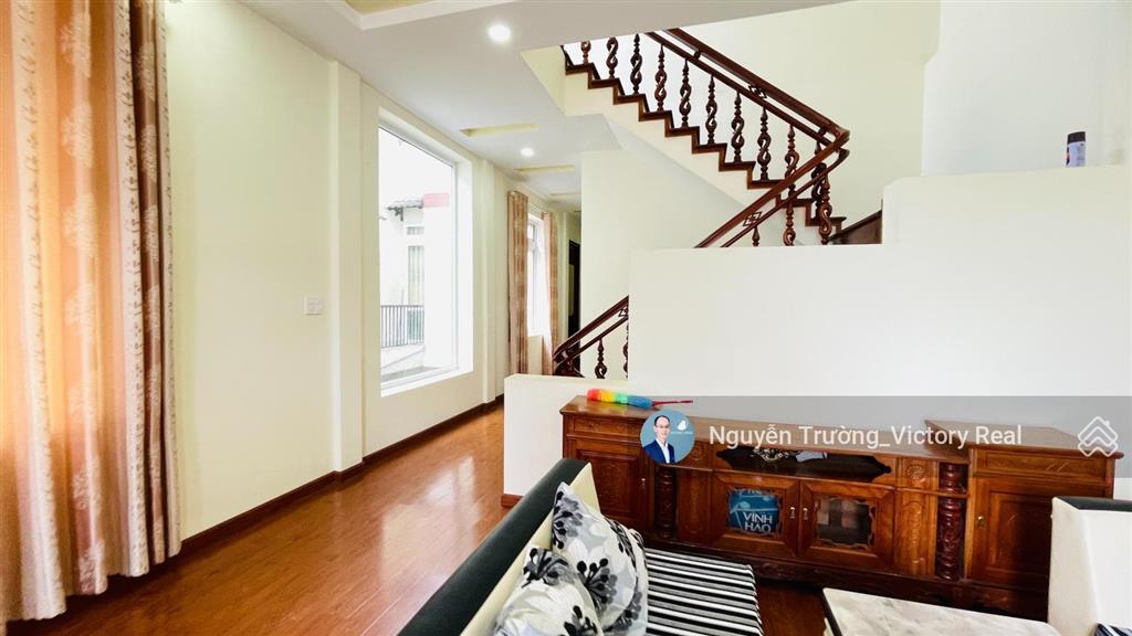 Villa trên đường hùng vương đà lạt diện tích 192m2, ngang 8, dài 23,9 mét 5 phòng ngủ, 4 wc, 3 oto