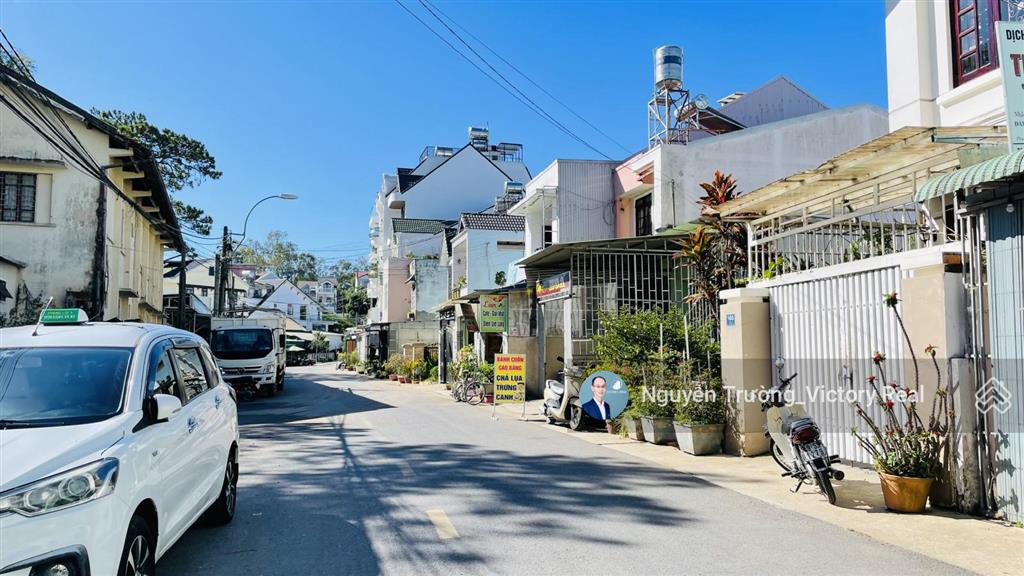Cần bán nhà phố 2 mặt tiền, cách khu du lịch hồ than thở đà lạt chỉ 1km, vị trí kinh doanh