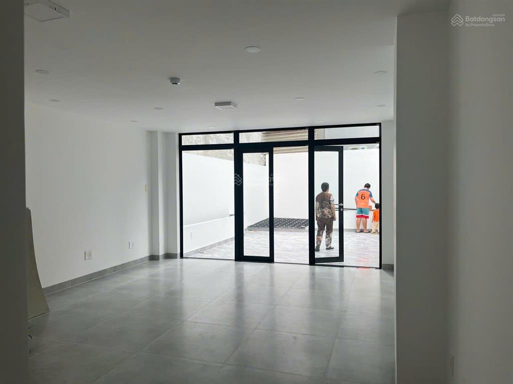 Cho thuê nhà nguyên căn mặt tiền đường, gần sân bay tân sơn nhất