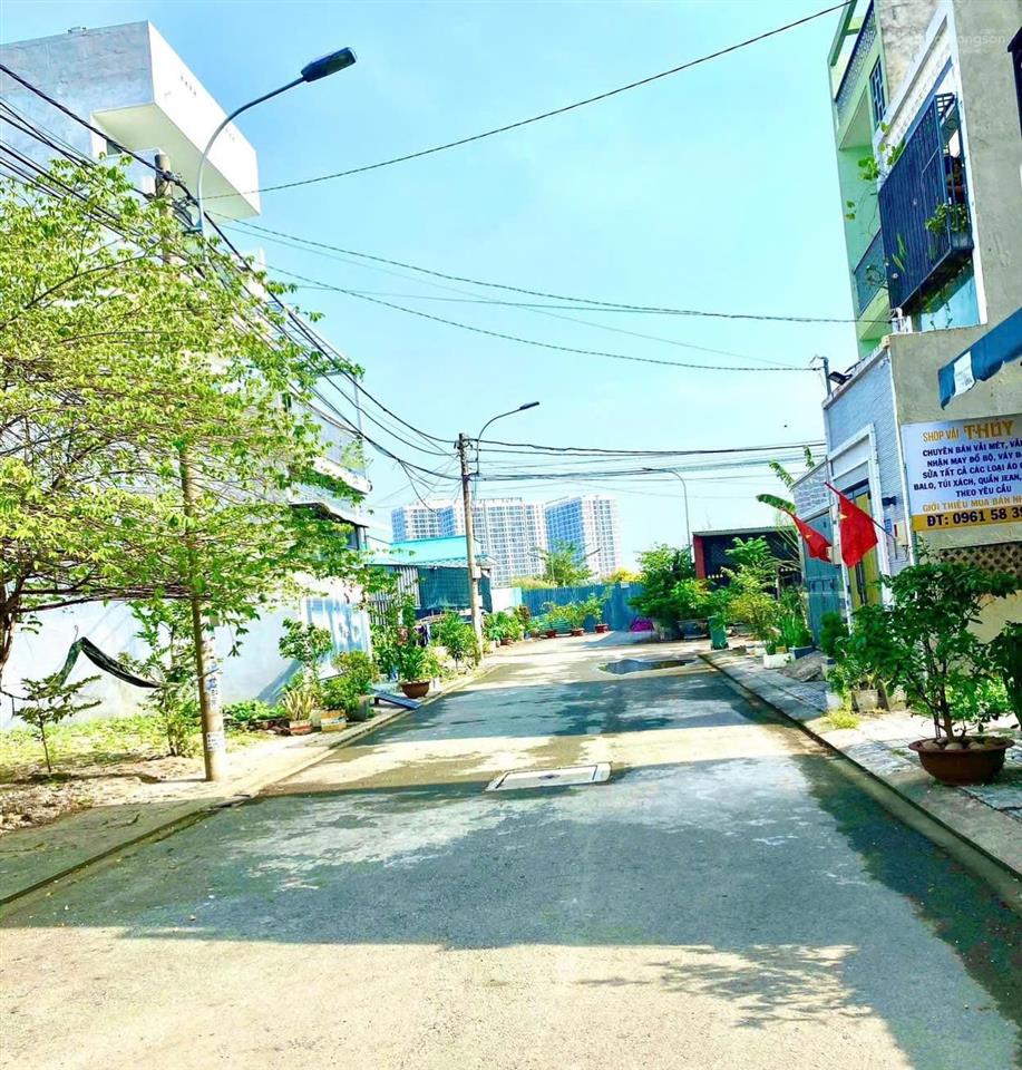 Chốt nhanh lô góc quá đẹp cách mt đường 30m vài bước chân. dt 79m2 ngang 6,4m giá 4tỷ5 tl