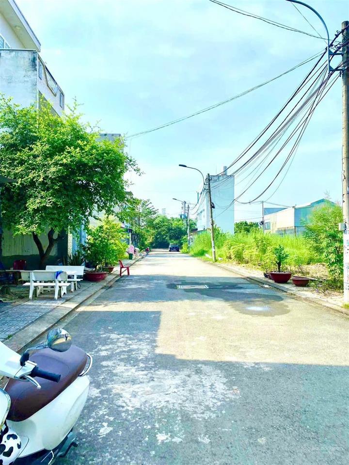 Chốt nhanh lô góc quá đẹp cách mt đường 30m vài bước chân. dt 79m2 ngang 6,4m giá 4tỷ5 tl