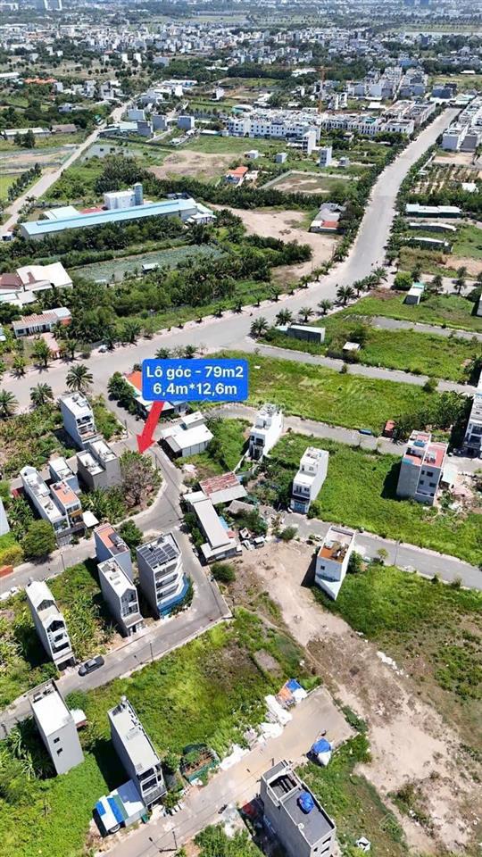 Chốt nhanh lô góc quá đẹp cách mt đường 30m vài bước chân. dt 79m2 ngang 6,4m giá 4tỷ5 tl