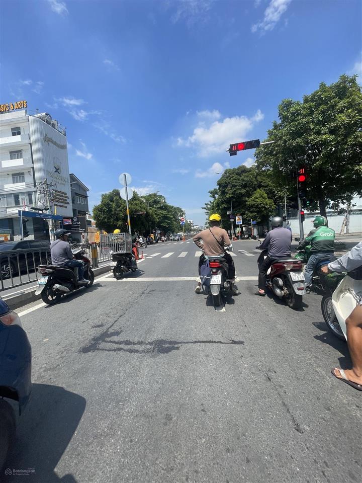 Mtkd ngay aeon tân phú  diện tích 8.2m x 40m  đang có hđ thuê 75tr/tháng