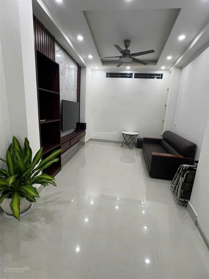 Cho thuê căn hộ tập thể tầng 1 phố lý văn phúc, nguyễn thái học, ba đình
