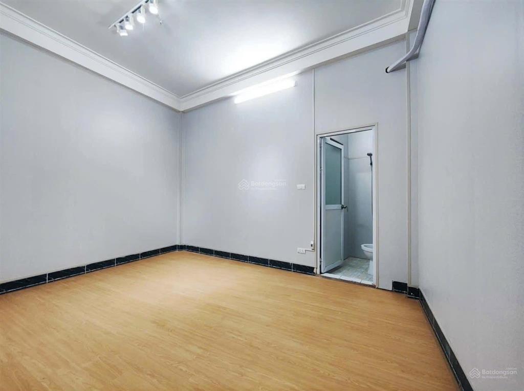 Cho thuê nhà ô tô tránh  núi trúc  ba đình  mt 4.6m  4 tầng  18 tr/tháng