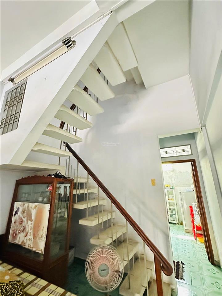 Cần tiền bán nhanh căn nhà 3,5 tầng, mt đường lạc long quân, 45,4m2, 4pn, giá 6,9 tỷ