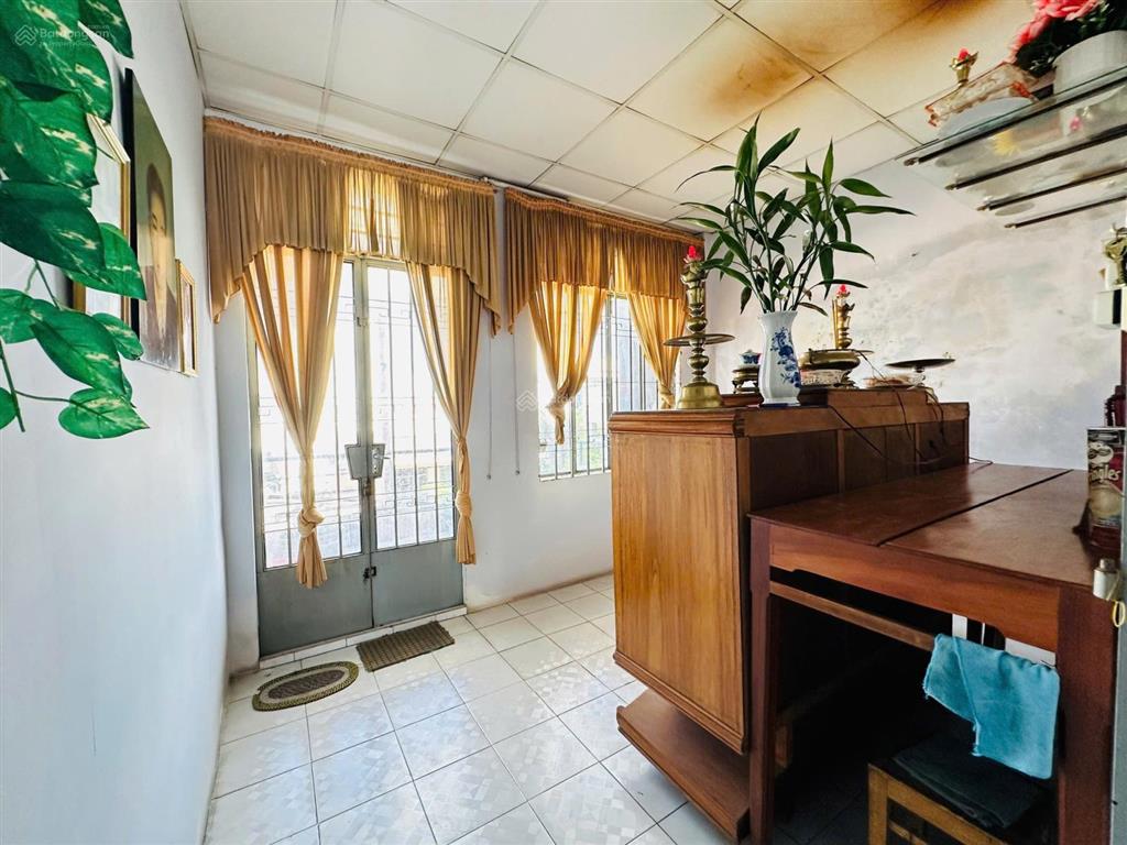 Cần tiền bán nhanh căn nhà 3,5 tầng, mt đường lạc long quân, 45,4m2, 4pn, giá 6,9 tỷ