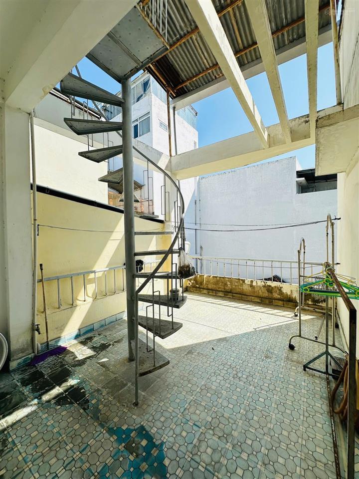 Cần tiền bán nhanh căn nhà 3,5 tầng, mt đường lạc long quân, 45,4m2, 4pn, giá 6,9 tỷ