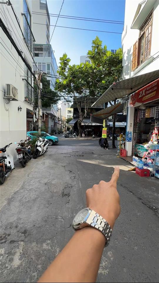 Cần bán nhà 2 tầng, hẻm ô tô, đường biệt thự, hạ giá chỉ còn 4,2 tỷ.