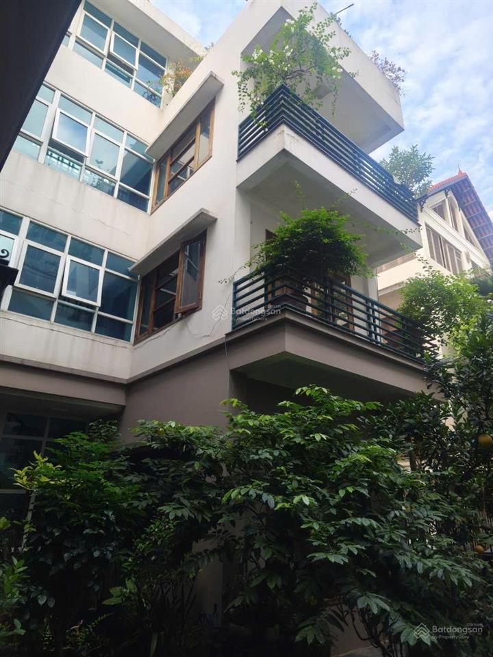 Bán căn nhà vườn 271m2 x 4 tầng nhà siêu đẹp, vị trí vip đi bộ ra hồ tây, ô tô vào nhà.