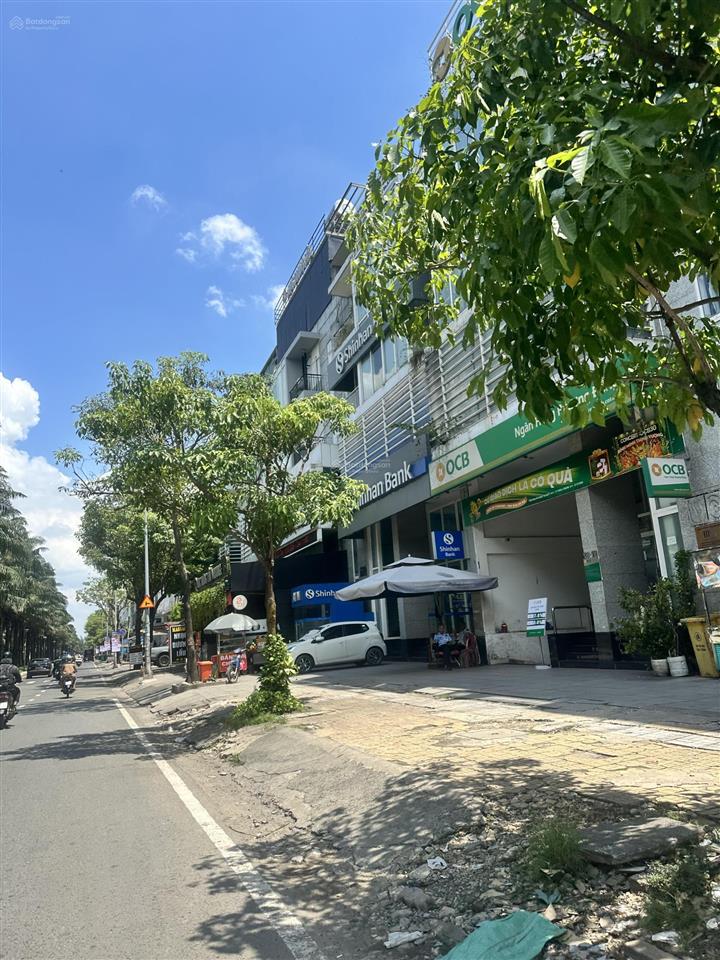 Siêu hiếm đường 9a trung sơn 10x20m  5 tầng vị trí toàn ngân hàng lớn. tiện làm ngân hàng cty
