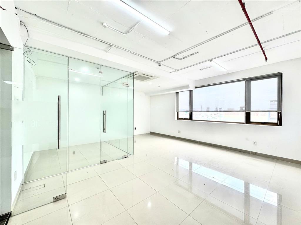 Cho thuê văn phòng 40 m2  10.08 tr, khu hoà cường, sẵn phòng nhỏ.  0935 999 ***