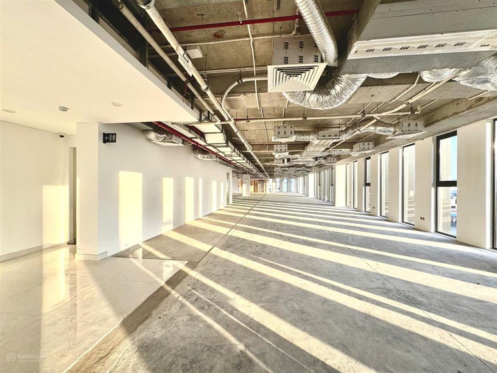 Cho thuê văn phòng nguyên sàn 610 m2, miễn phí làm ngoài giờ, trung tâm thành phố.  0935 999 ***