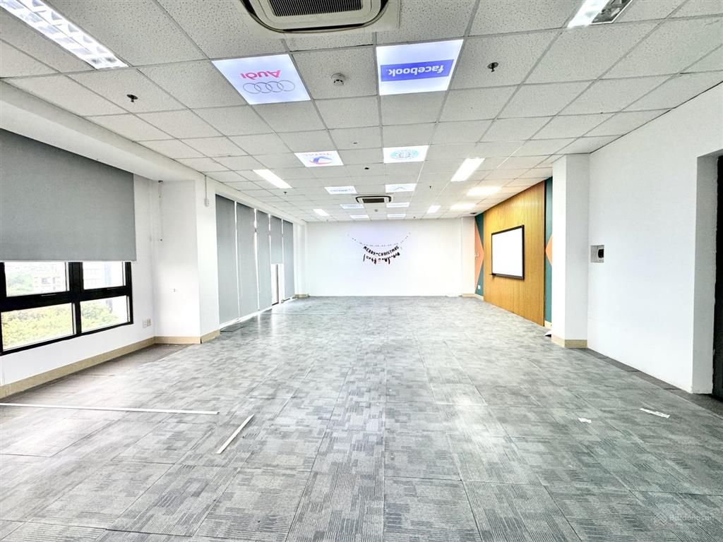 Cho thuê văn phòng 106m2 trung tâm có sẵn phòng họp chỉ 29 triệu/tháng