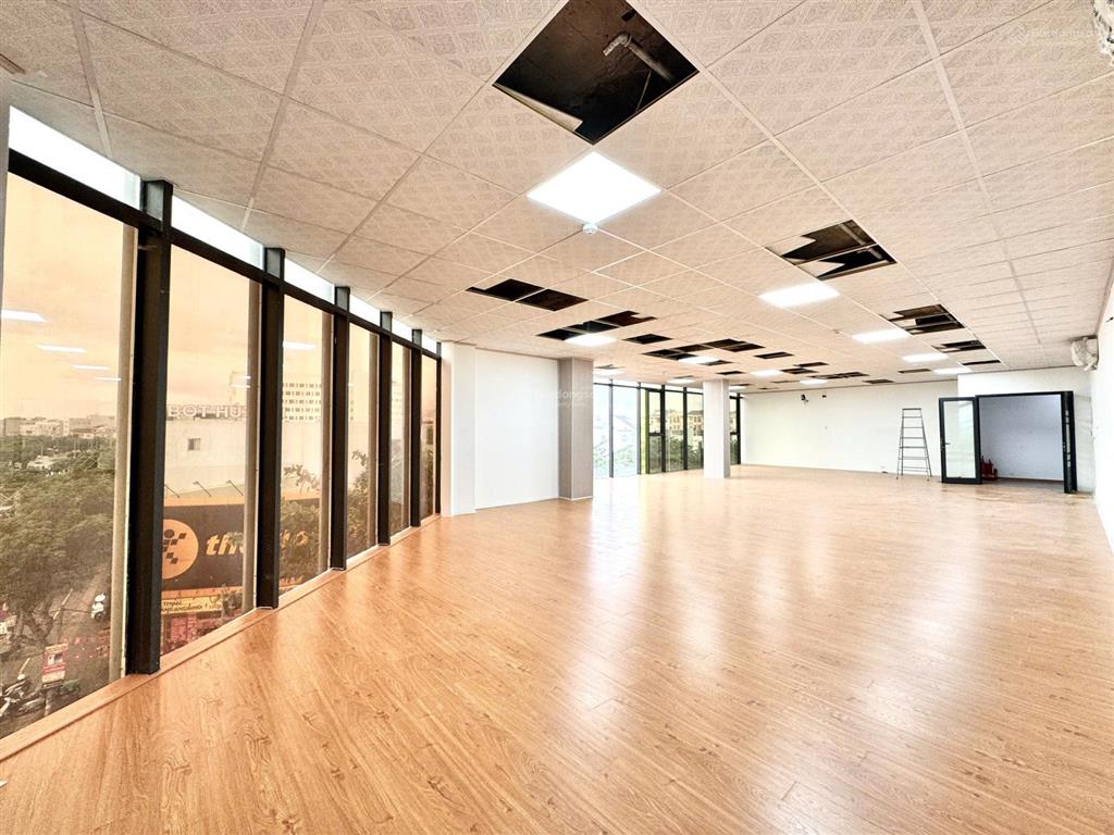 Cho thuê văn phòng 130m giá ưu đãi chỉ 200.000đ/m sàn gỗ & led mới hoàn toàn