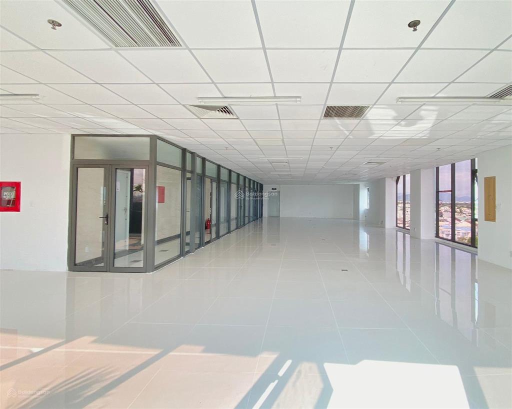 Cho thuê văn phòng 100m 31,1 tr/tháng  sàn trống suốt, không vướng cột | property danang