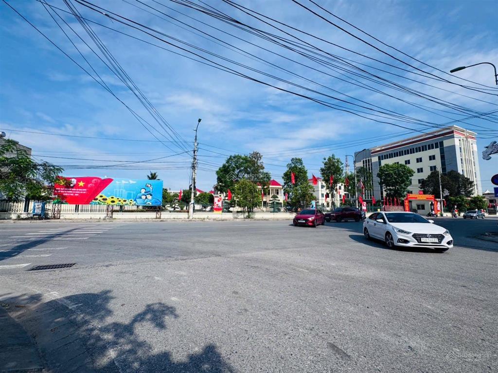 Mặt đường máng  kinh doanh buôn bán mọi mặt hàng  giá hơn 5 tỷ