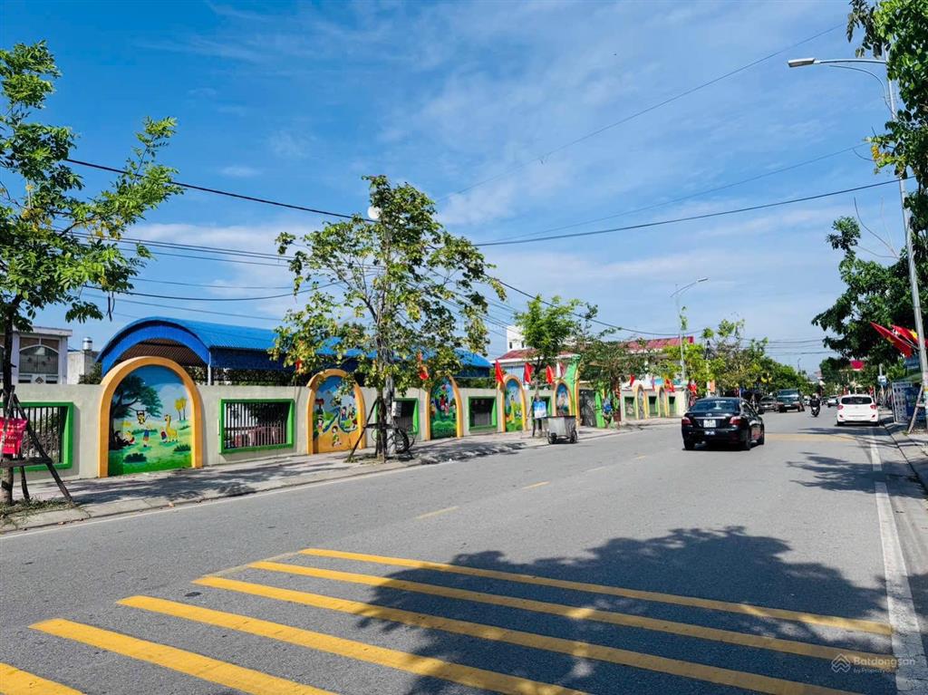Mặt đường máng  kinh doanh buôn bán mọi mặt hàng  giá hơn 5 tỷ