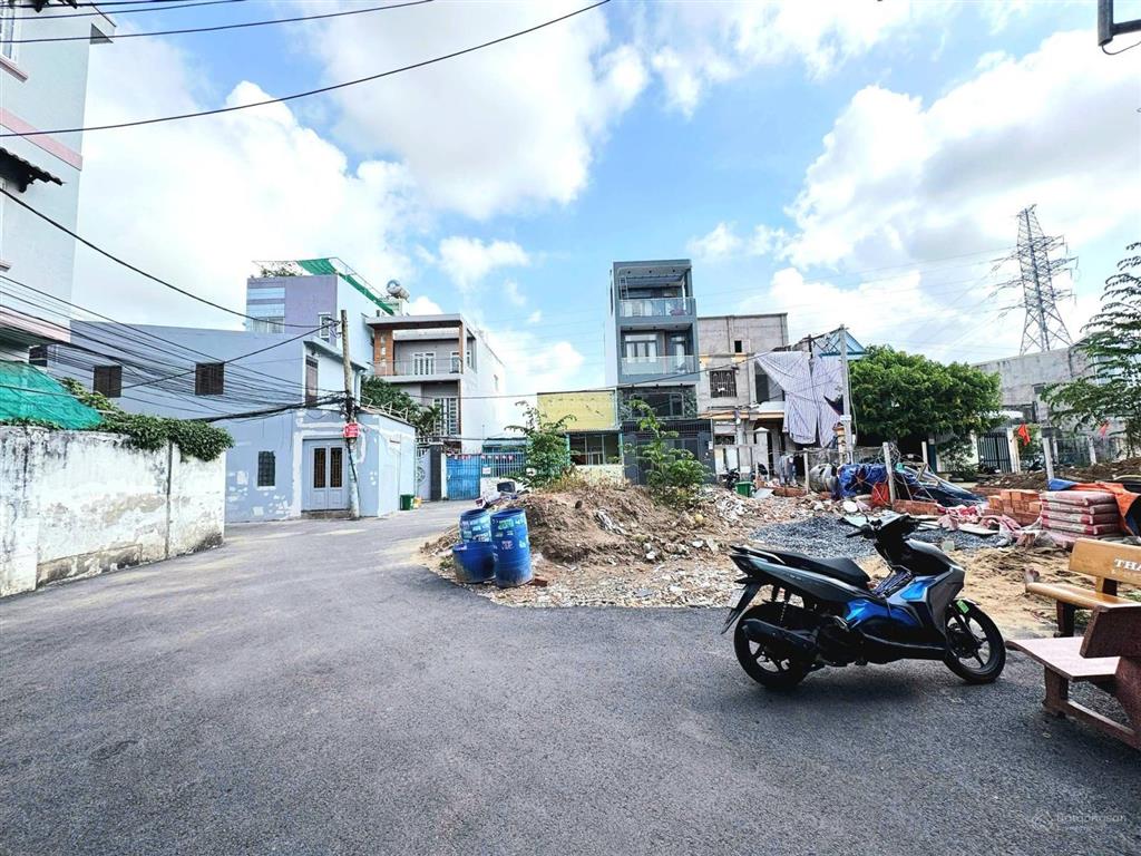Lô góc 3 mặt tiền, hẻm xe hơi trần thị điệu, phước long, thủ đức. đất 86.5m2. công nhận đủ
