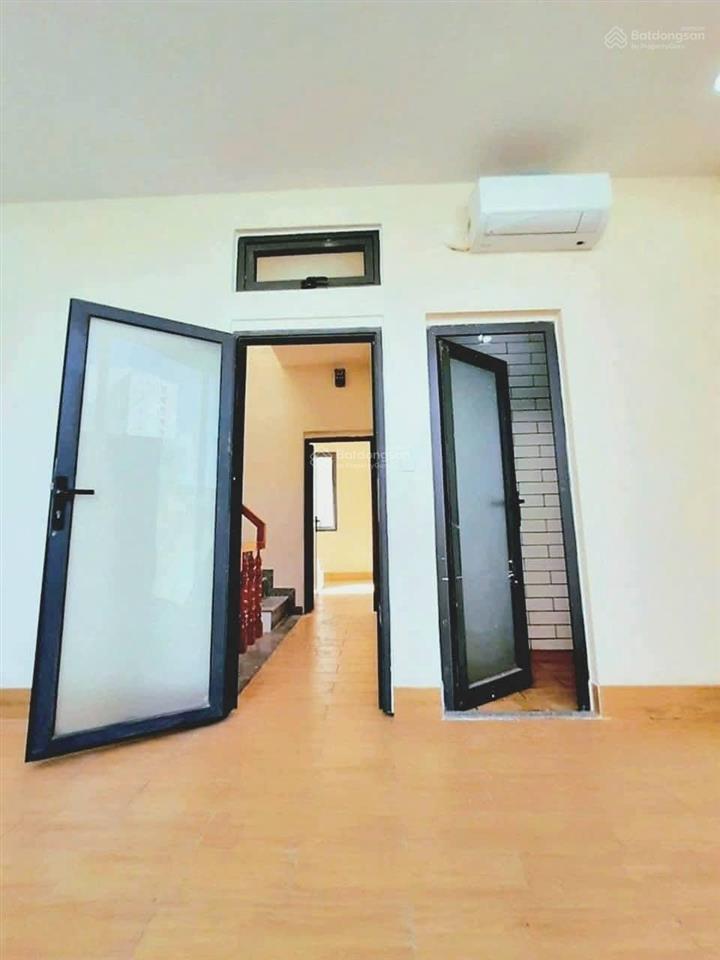 Doanh thu 40 tr/tháng. ktx sinh viên 3 tầng, 5 p.ngủ, 6wc, với 40 giường