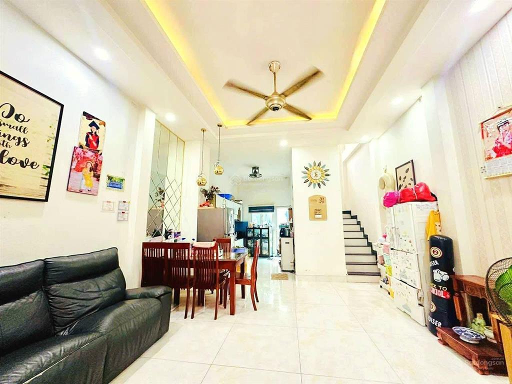56m2. trệt, 2 lầu, sân thượng, 4 phòng ngủ, phòng thờ. hẻm xe hơi tân hòa 2, hiệp phú, quận 9.