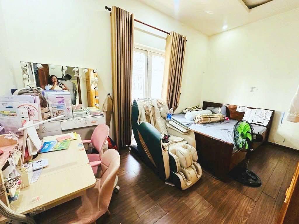 56m2. trệt, 2 lầu, sân thượng, 4 phòng ngủ, phòng thờ. hẻm xe hơi tân hòa 2, hiệp phú, quận 9.