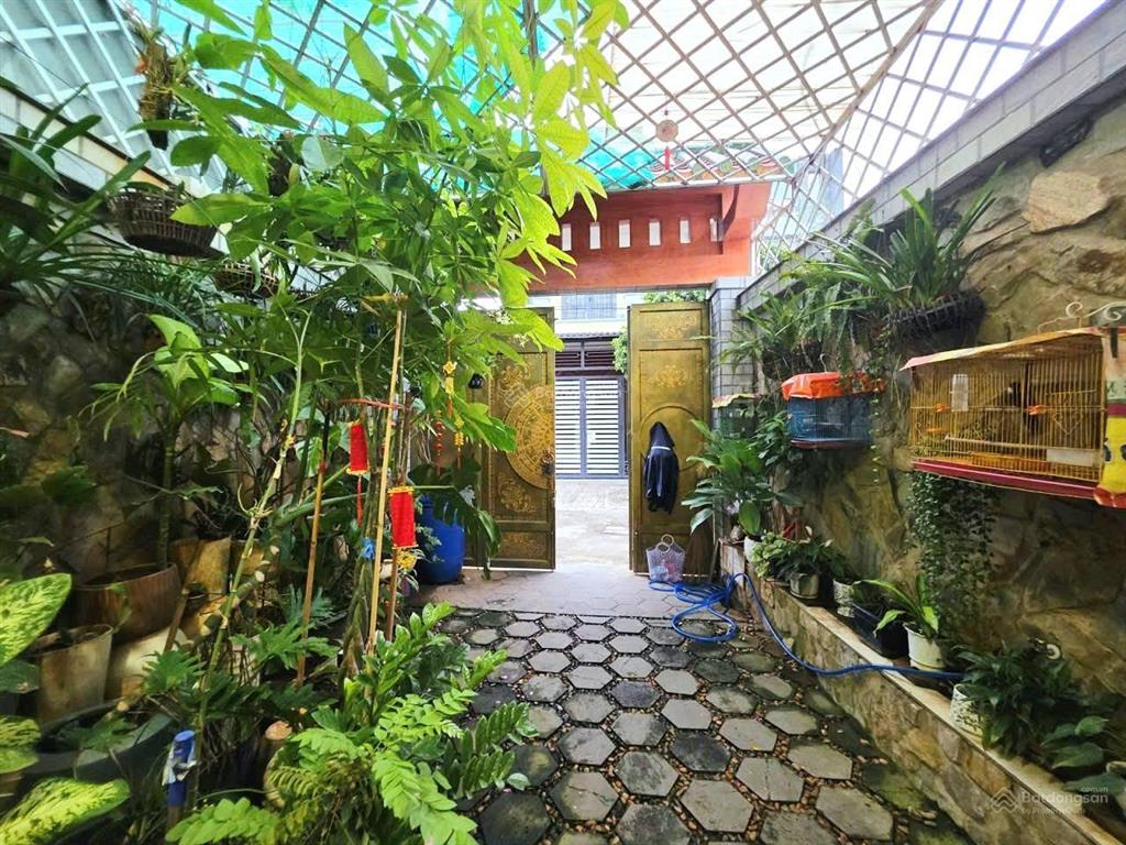 7,4 tỷ. 94m2, trệt, 2 lầu, sân thượng, 3 phòng ngủ, phòng sách. hẻm xe hơi long trường, quận 9