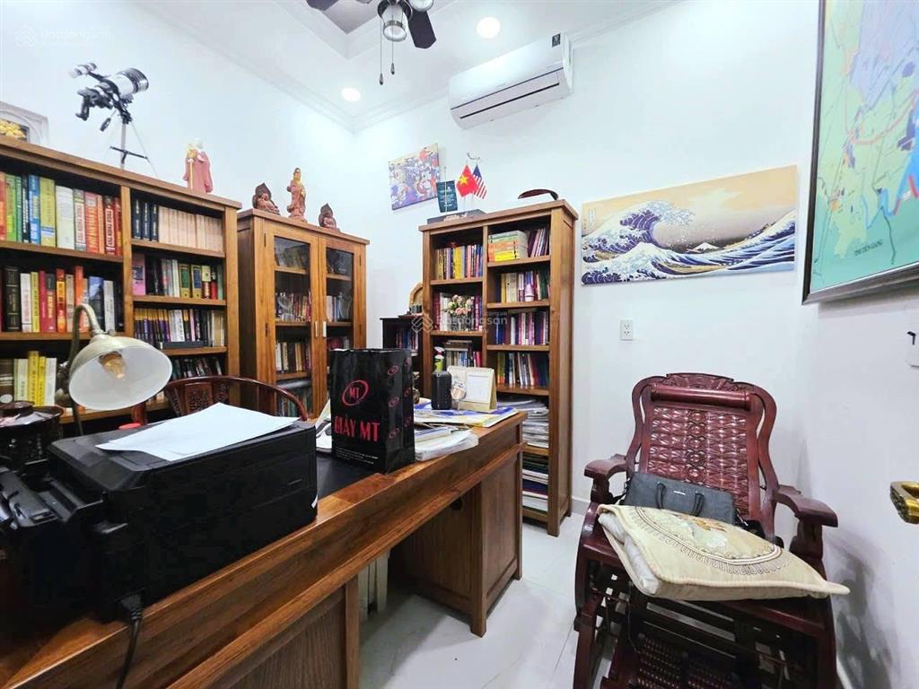 7,4 tỷ. 94m2, trệt, 2 lầu, sân thượng, 3 phòng ngủ, phòng sách. hẻm xe hơi long trường, quận 9