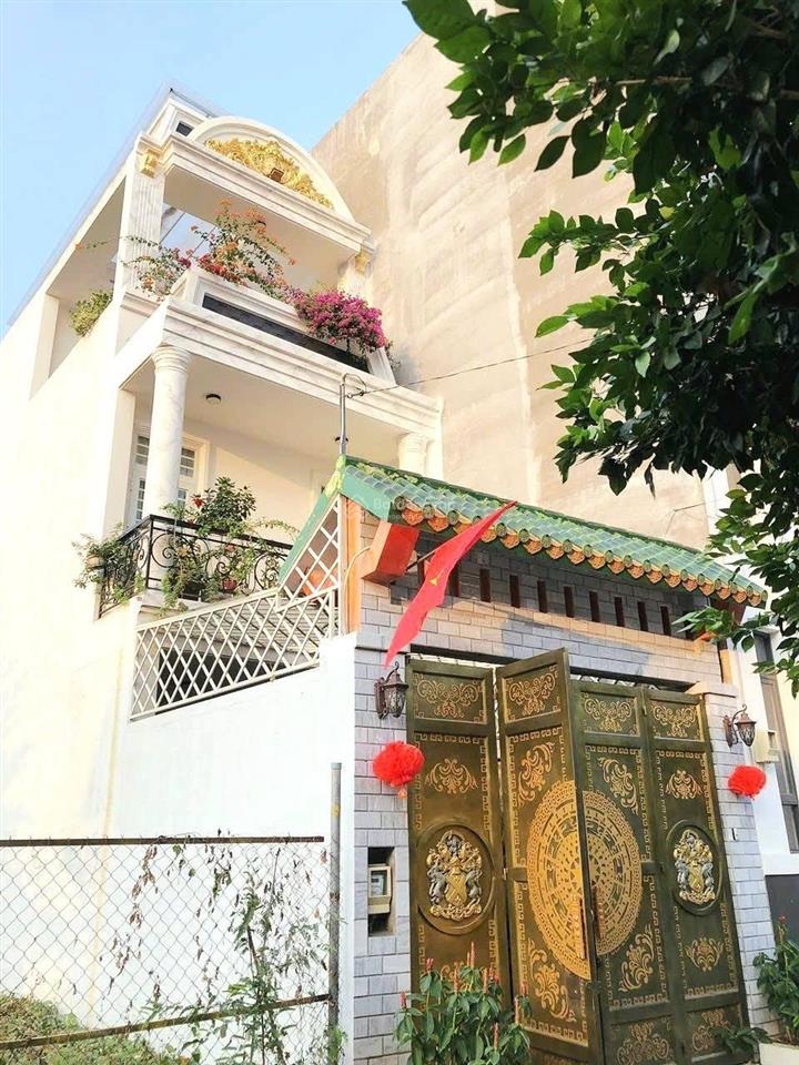 7,4 tỷ. 94m2, trệt, 2 lầu, sân thượng, 3 phòng ngủ, phòng sách. hẻm xe hơi long trường, quận 9