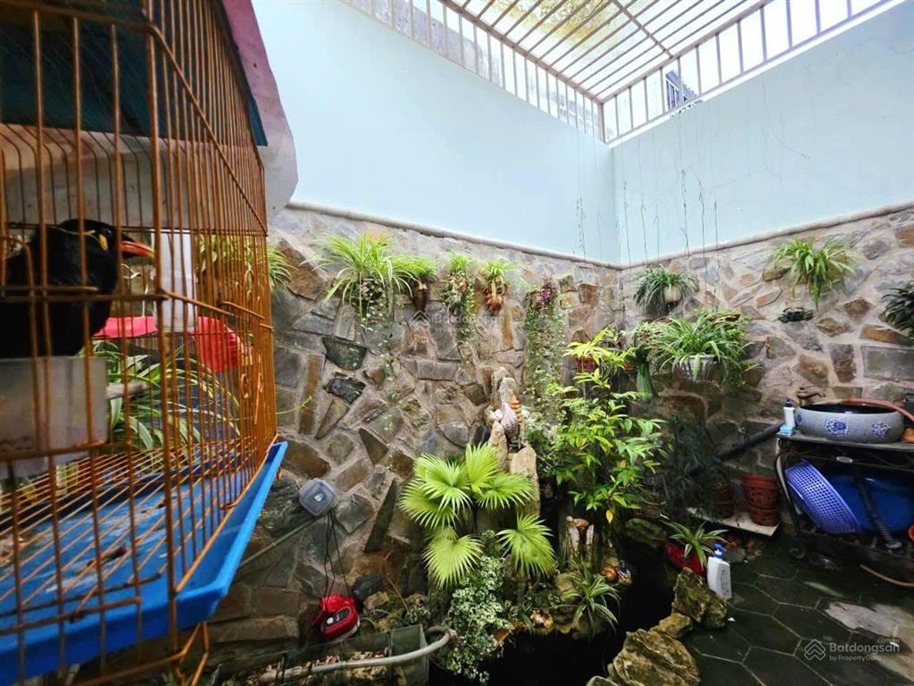 7,4 tỷ. 94m2, trệt, 2 lầu, sân thượng, 3 phòng ngủ, phòng sách. hẻm xe hơi long trường, quận 9
