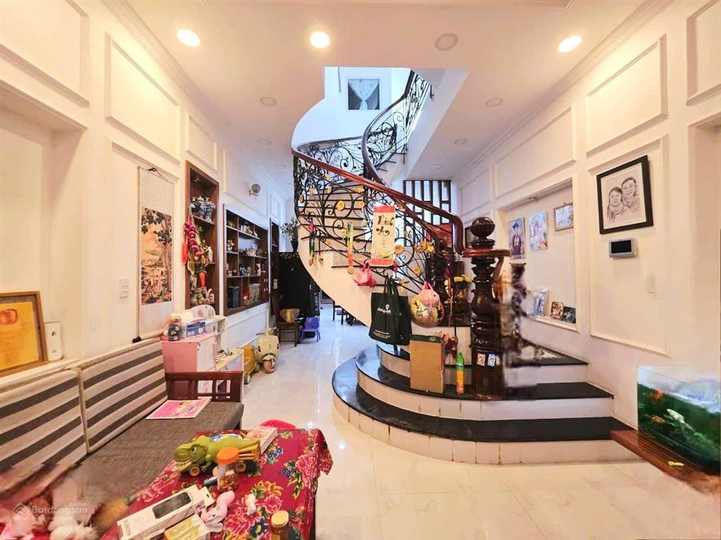 7,4 tỷ. 94m2, trệt, 2 lầu, sân thượng, 3 phòng ngủ, phòng sách. hẻm xe hơi long trường, quận 9