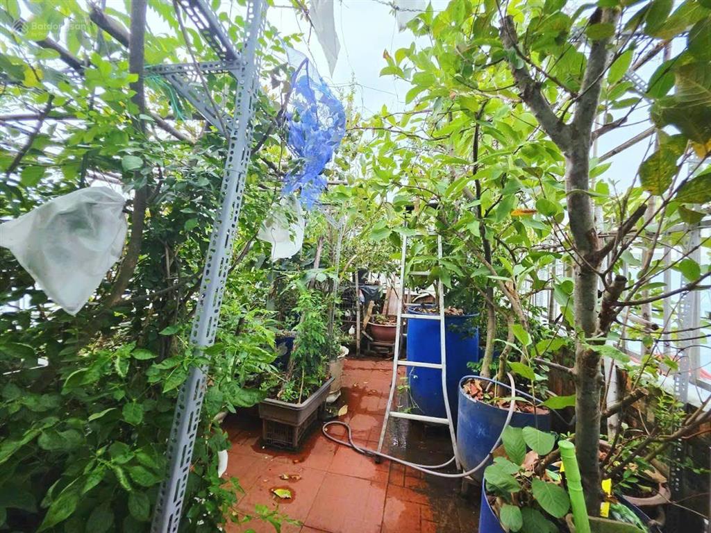 7,4 tỷ. 94m2, trệt, 2 lầu, sân thượng, 3 phòng ngủ, phòng sách. hẻm xe hơi long trường, quận 9