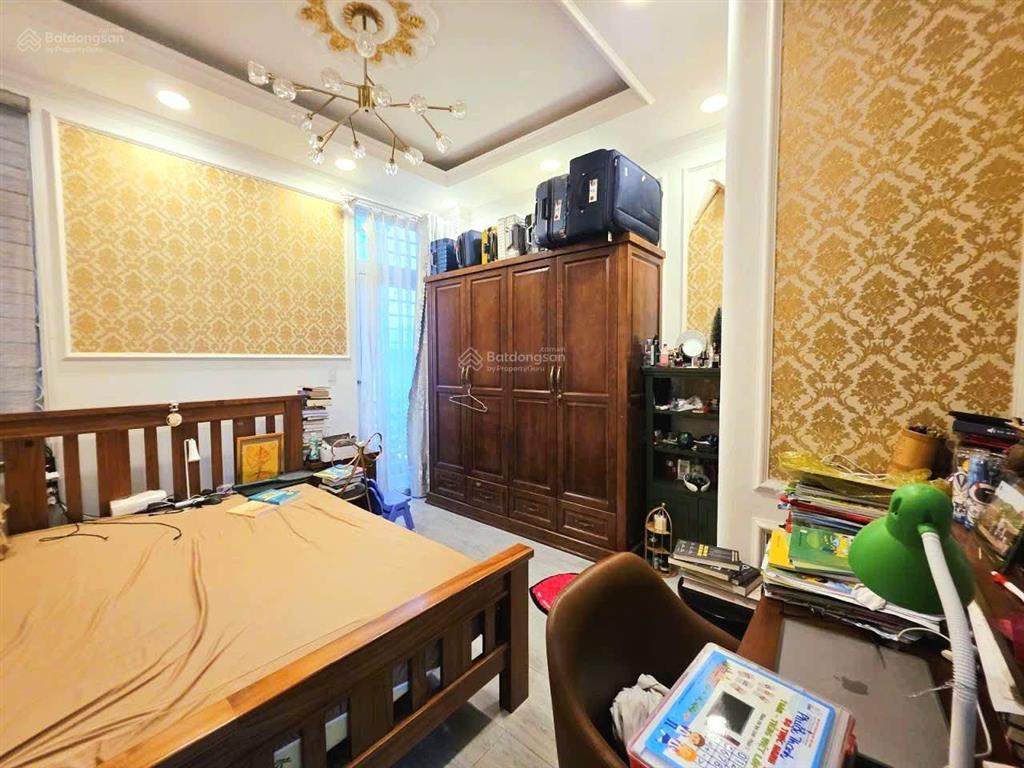 7,4 tỷ. 94m2, trệt, 2 lầu, sân thượng, 3 phòng ngủ, phòng sách. hẻm xe hơi long trường, quận 9